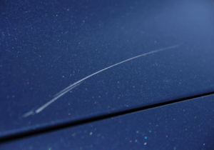 rayure superficielle voiture bleue brillante
