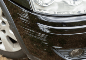rayure profonde voiture noire