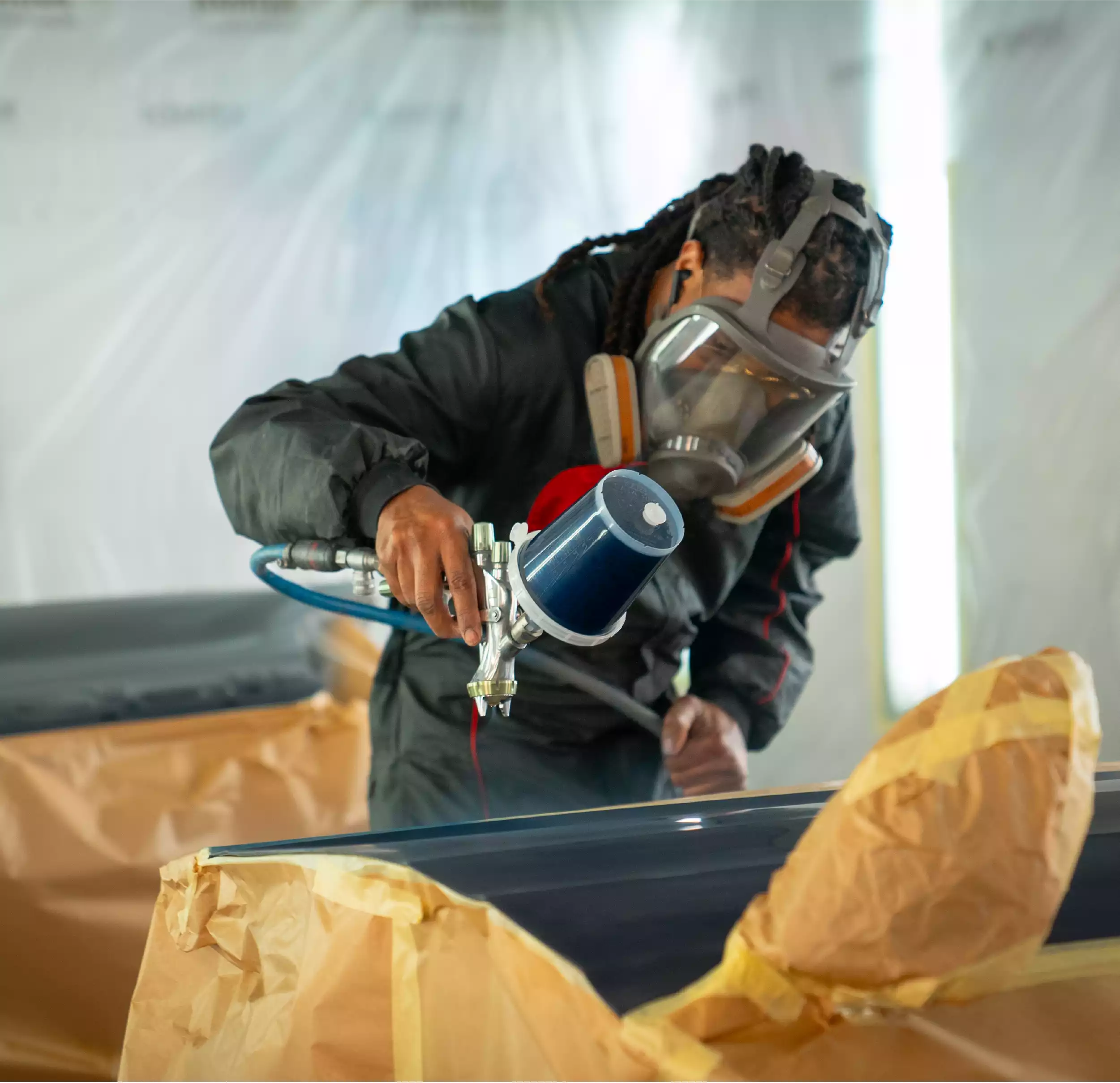 carrosserie - service peinture- homme qui peint
