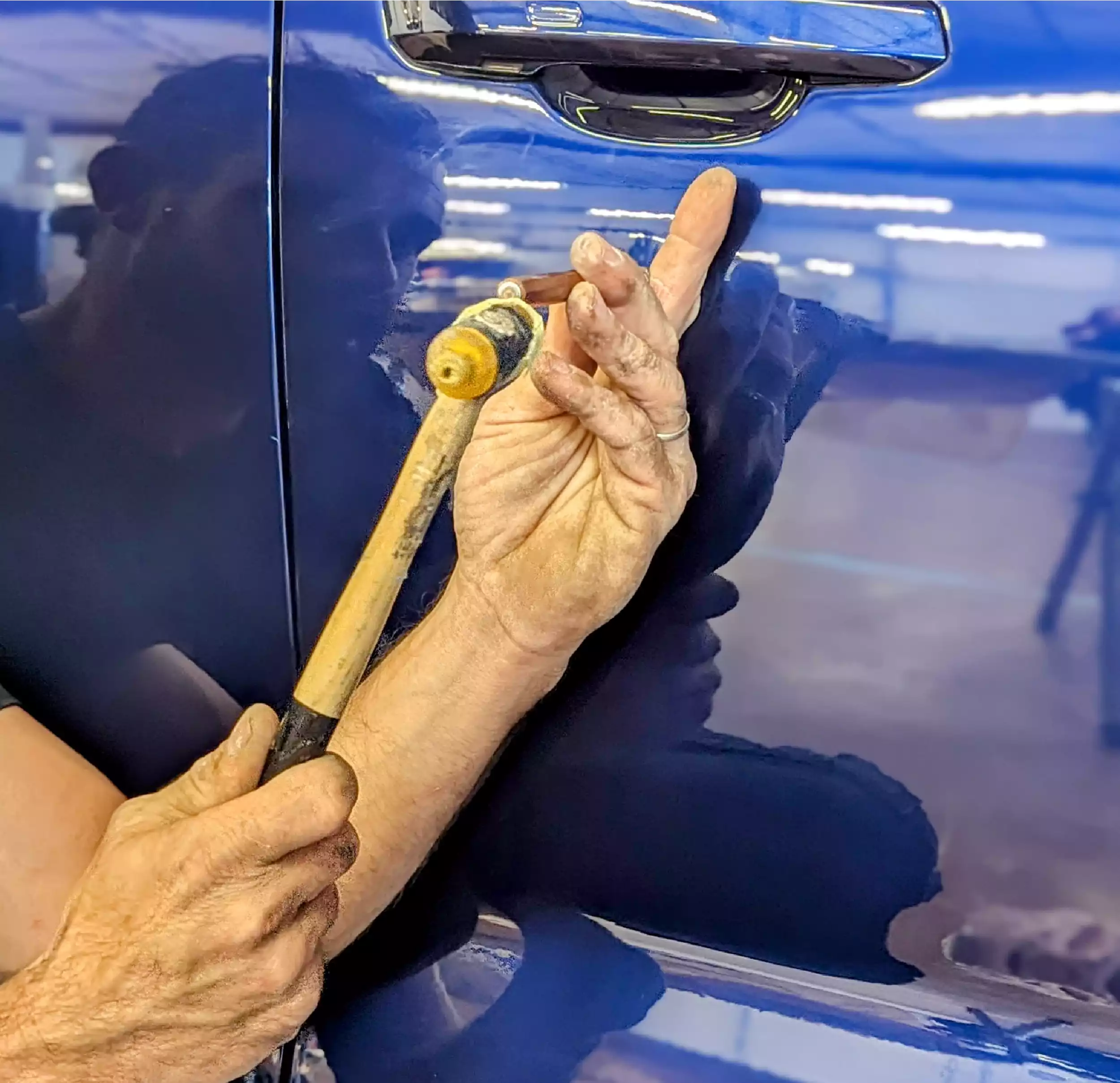 service carrosserie - débosselage avec maillet