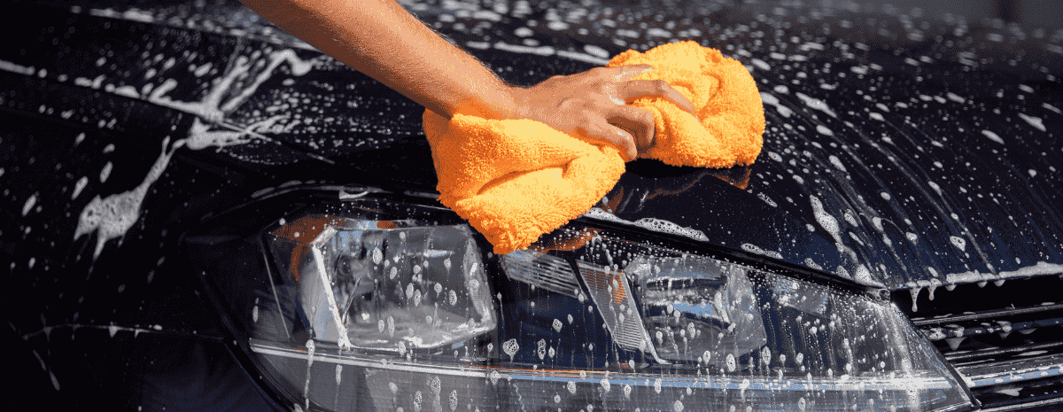 lavage voiture bleue foncée