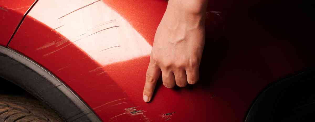 rayures sur carrosserie rouge