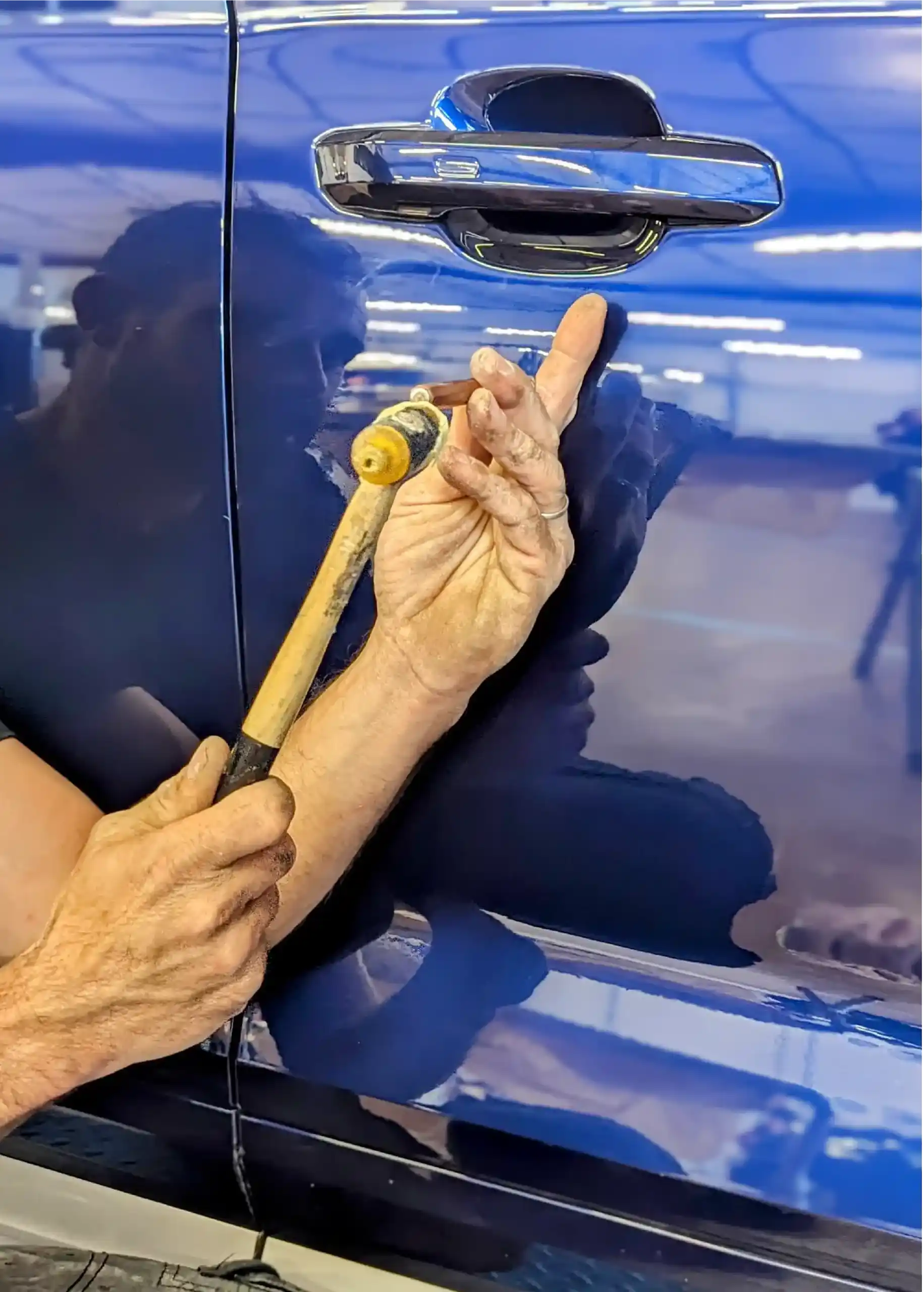 débosselage carrosserie avec outil