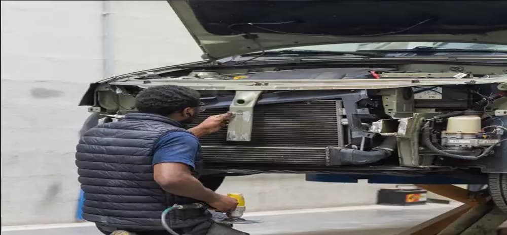 Carrossier répare pare choc de voiture